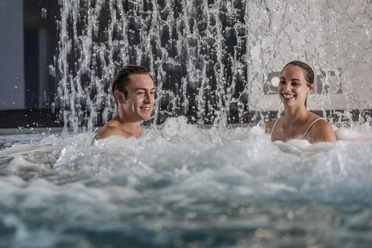 rejuvenating moments under a thermal cascade